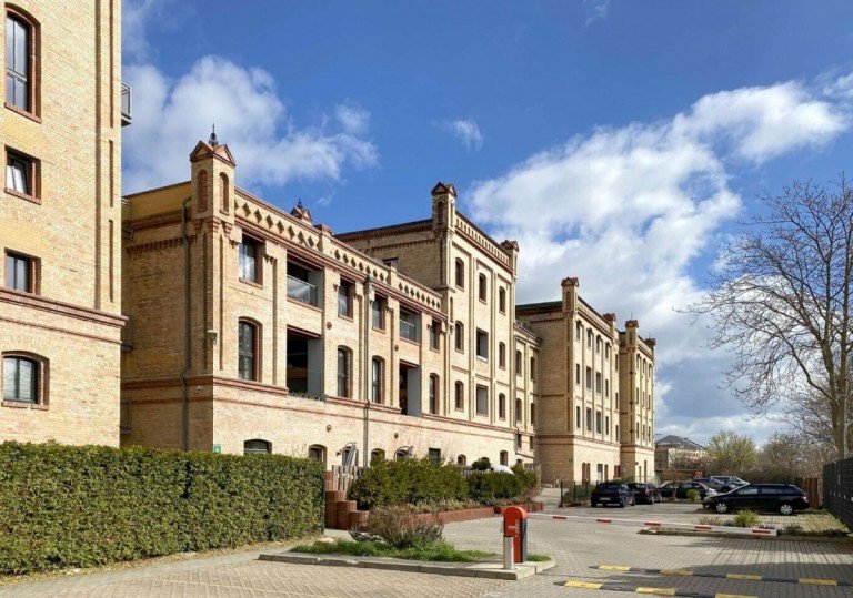 Objektansicht Halle (Saale) Wohnung BEZUGSFREI! Charmante 4-Zimmer-Wohnung mit Loggia und Tiefgaragen- Stellplatz! Provisionsfrei!