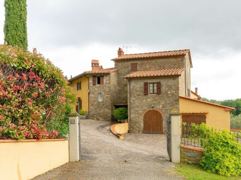 Objektansicht Carmignano Haus Historisches toskanisches Landgut mit Panoramablick und Olivenhain bei Florenz m. Hospitality-Option