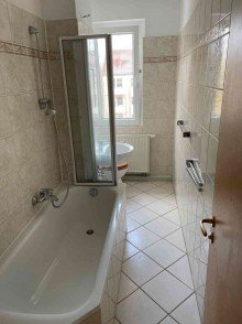Badansicht Sch�ne 3 Zi.- Wohnung, frisch gewei�te W�nde und Balkon in ruhiger Lage von Bad Lausick!