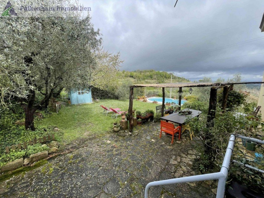 Gartenansicht mit Pool Haus Parlascio