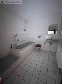 Bad mit Wanne und Dusche Verkauft! Komplett neu renovierte 3 Zi.-Wohnung sofort bezugsfrei in sehr gepflegtem Objekt !