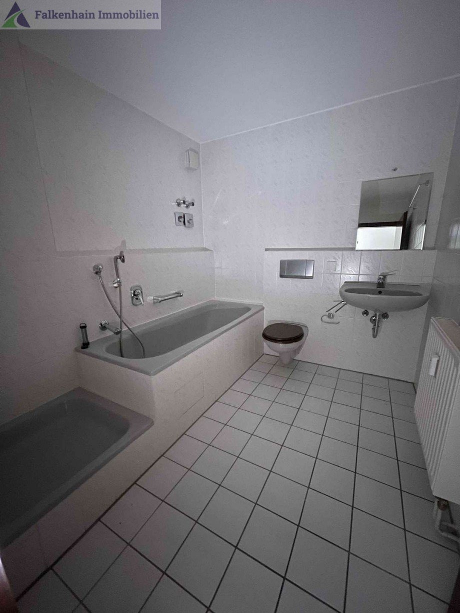 Bad mit Wanne und Dusche Etagenwohnung Wurzen