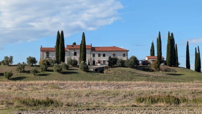 55LLandsitz_Toskana Chianni Haus Toskanischer Landsitz mit zwei Wohneinheiten, Weinkeller + Ausbaupotenzial in H�gellage bei Chianni!