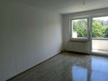 Wohnzimmer Sch�ne 3 Zi.- Wohnung, frisch gewei�te W�nde und Balkon in ruhiger Lage von Bad Lausick!