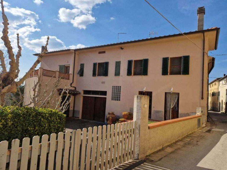 49_RosaHausToskana Aiale Haus RESERVIERT!Gro�z�giges u. renoviertes Eckhaus mit zwei Wohneinheiten,Garten und Terrasse bei Lari!