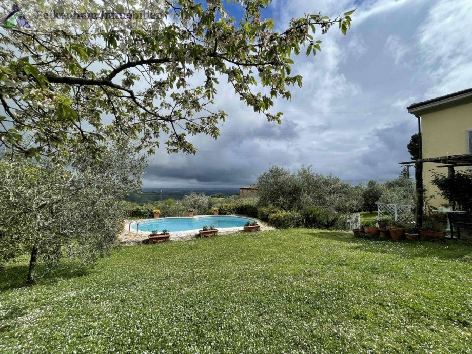 Garten mit Pool Haus Parlascio