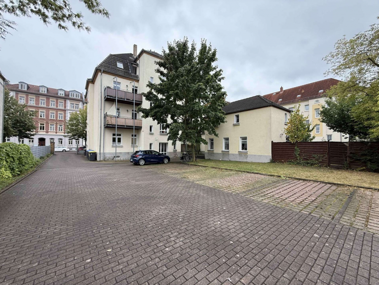 Objektr�ckseite und Stellpl�tze Markkleeberg Wohn- / Gesch�ftshaus Attraktive Kapitalanlage in Top-Lage von Markkleeberg! Neue Heizungsanlage aus 2023!