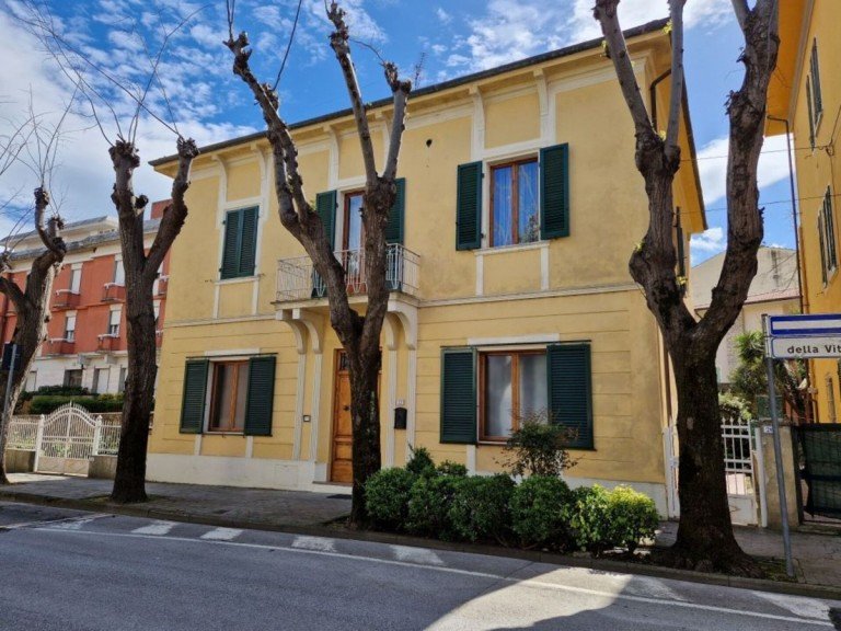 Hauptbild: Charmante Stadtvilla im Herzen eines Kurorts in der Provinz Pisa!