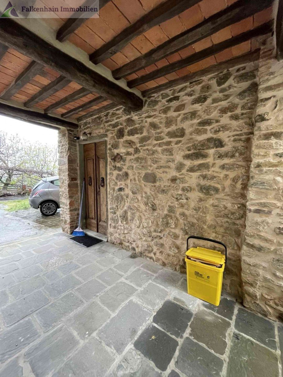 Blick zur Haust�r und zum Stellplatz Haus Sarripoli