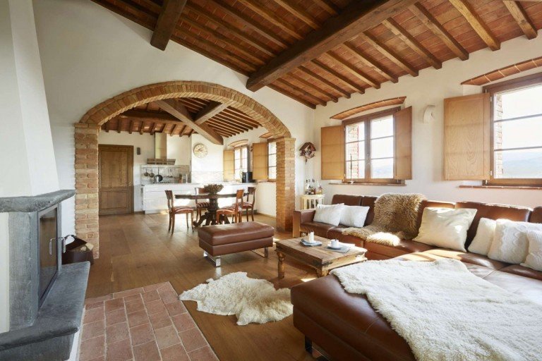 Wohnbereich mit Kamin Chianni Haus Luxus-Anwesen: Liebevoll gestaltetes Landhaus, 360�-Blick, Pool & 11 ha Grundst�ck! (bewirtschaftet)