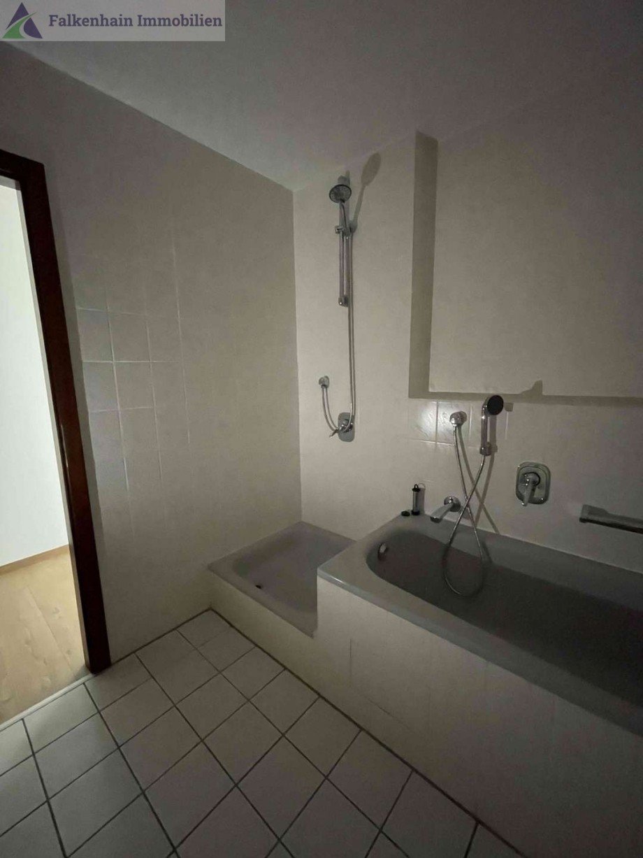 Bad mit Wanne und Dusche Etagenwohnung Wurzen