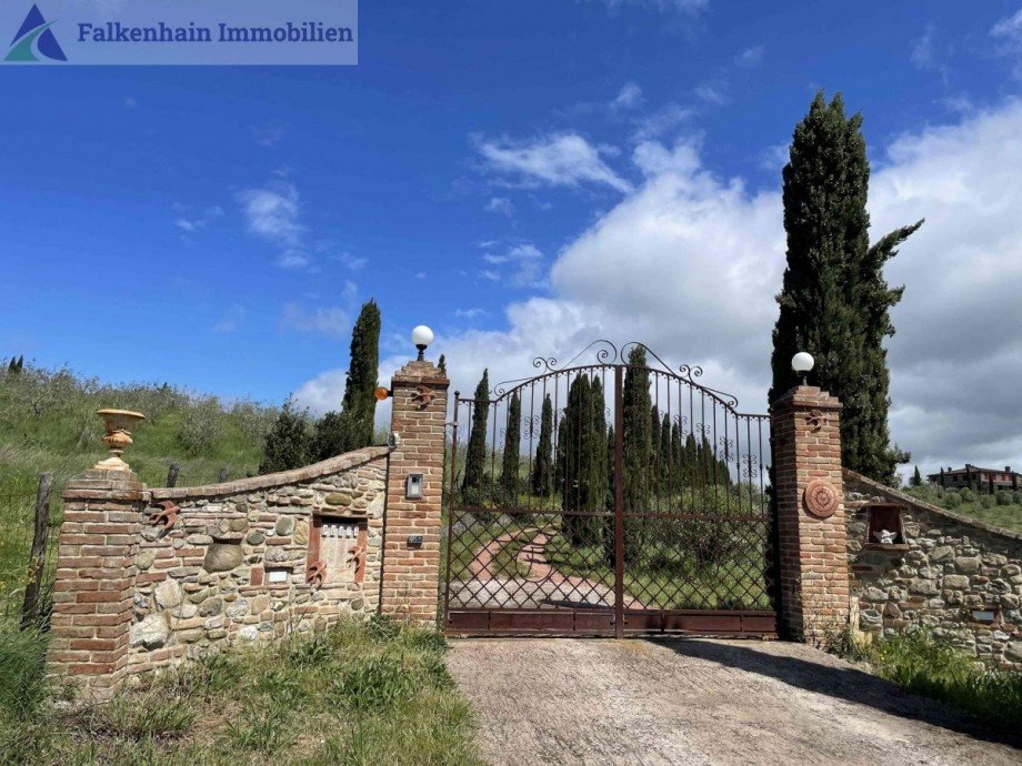 Auffahrt zum Anwesen Haus Chianni